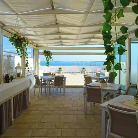 Guest house Faro Bianco - &