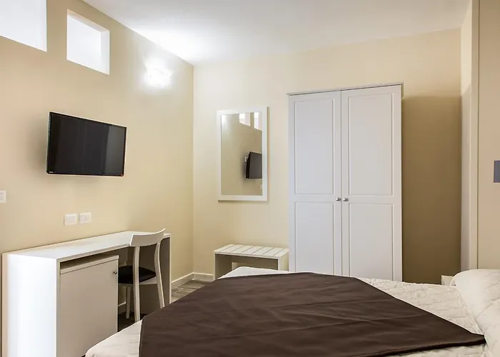 Guest house Faro Bianco - &